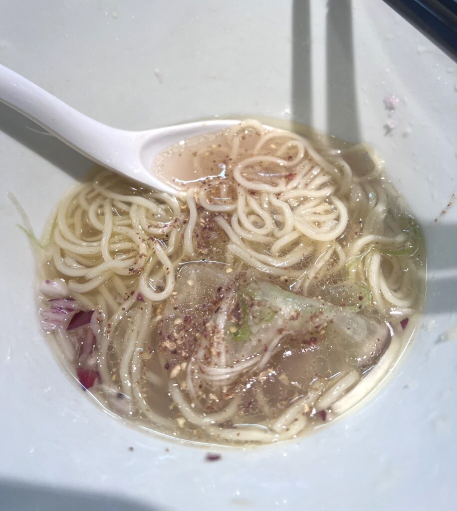 N'n (ん) のラーメンに山椒をかけたところ