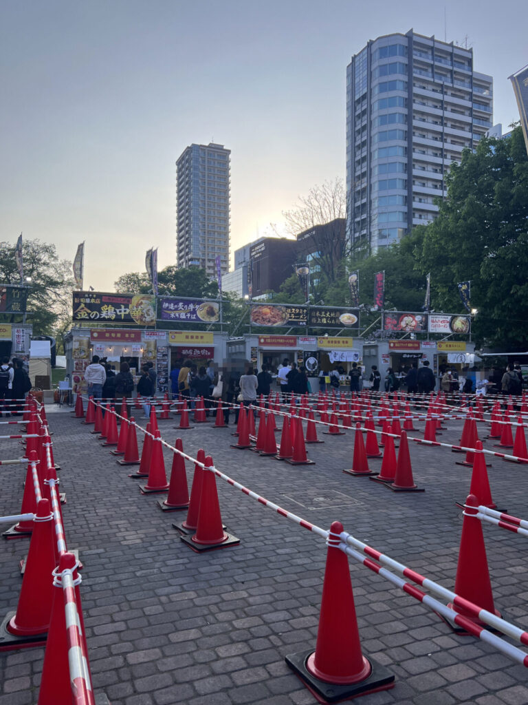 ラーメンショー会場の写真向かって右