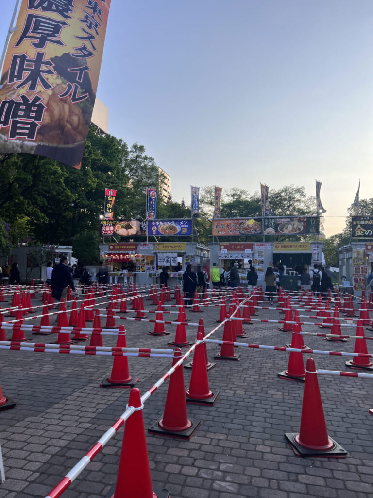 ラーメンショー会場の写真向かって左