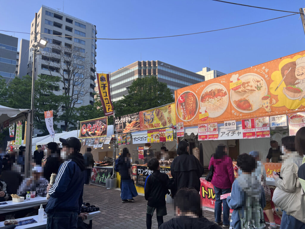 ラーメンショーの反対側は屋台