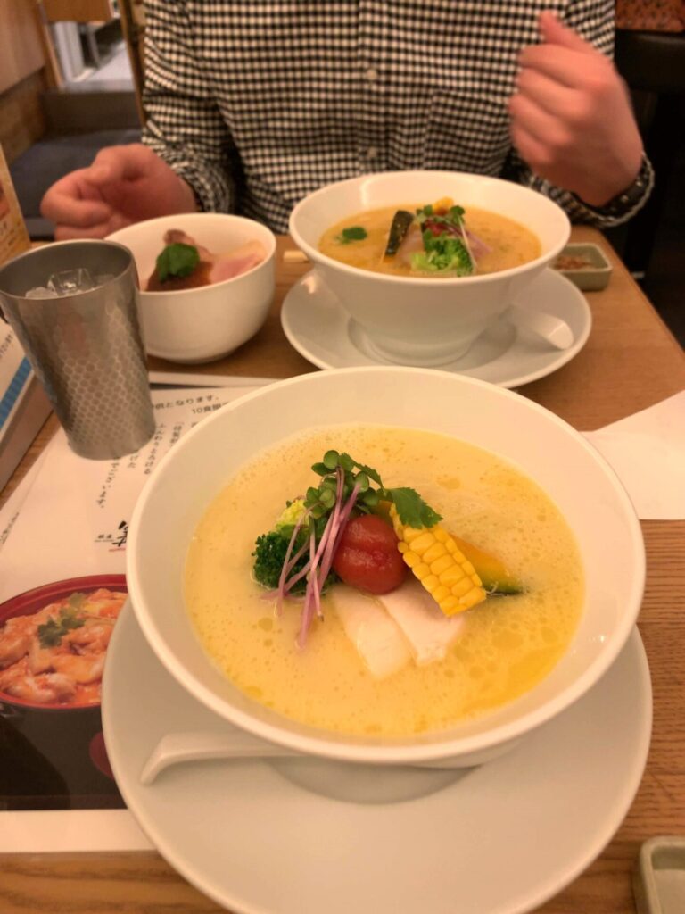 銀座篝のラーメンが到着した様子