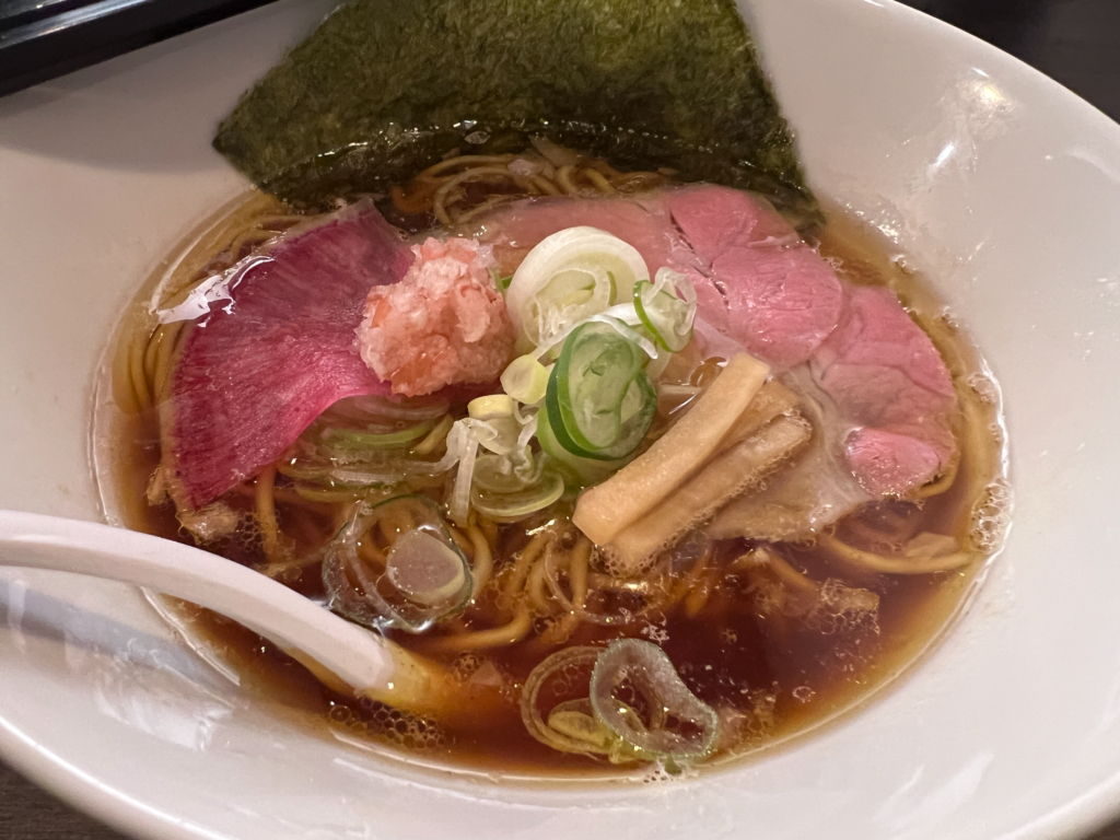 綺麗な色のラーメンOGON鶏醤油