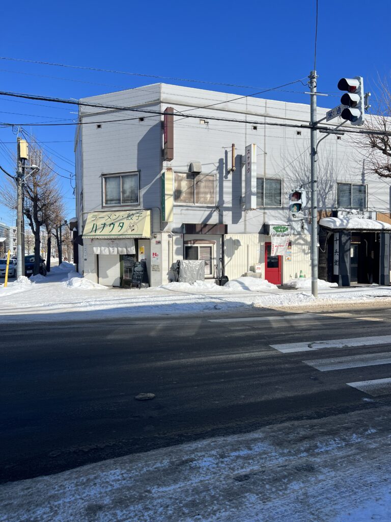 ハナウタお店の前