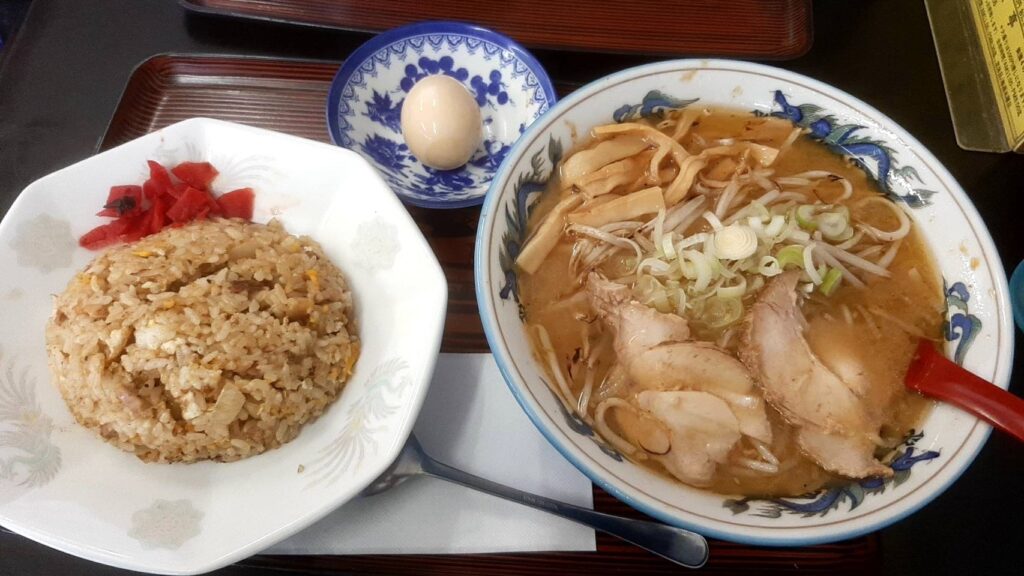 来々亭味噌ラーメンと炒飯