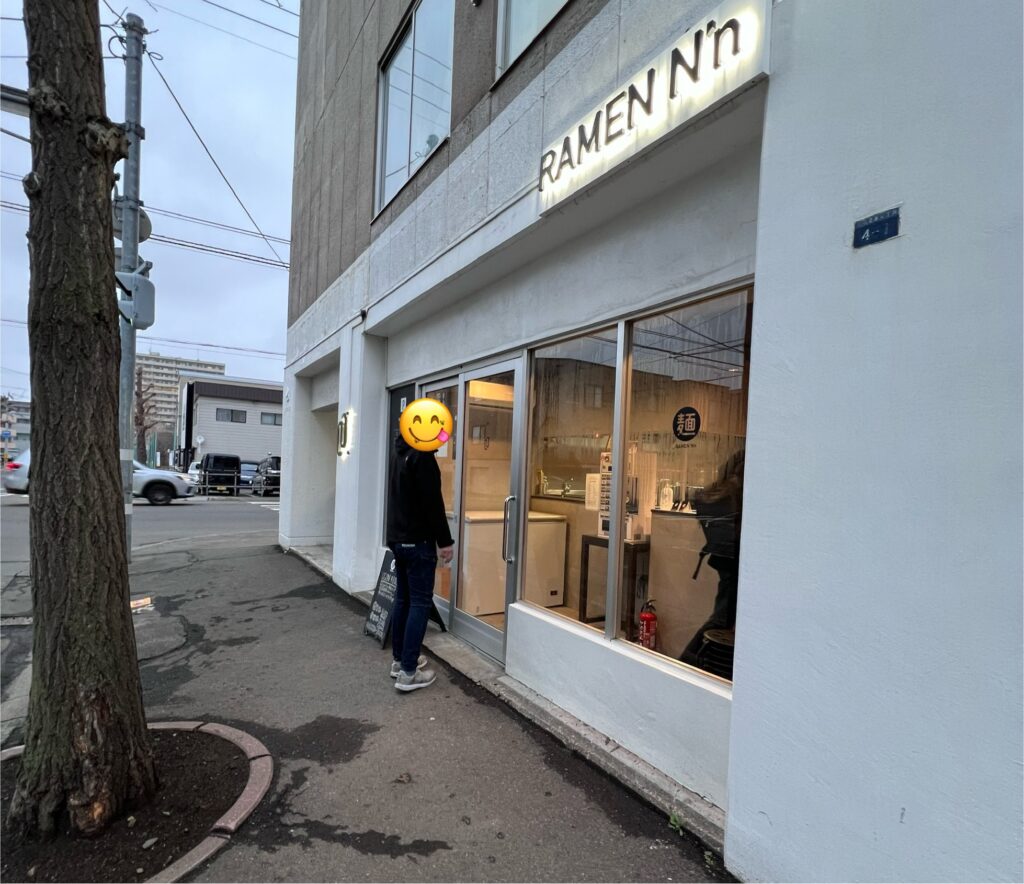 ラーメン屋の前でたかちゃん