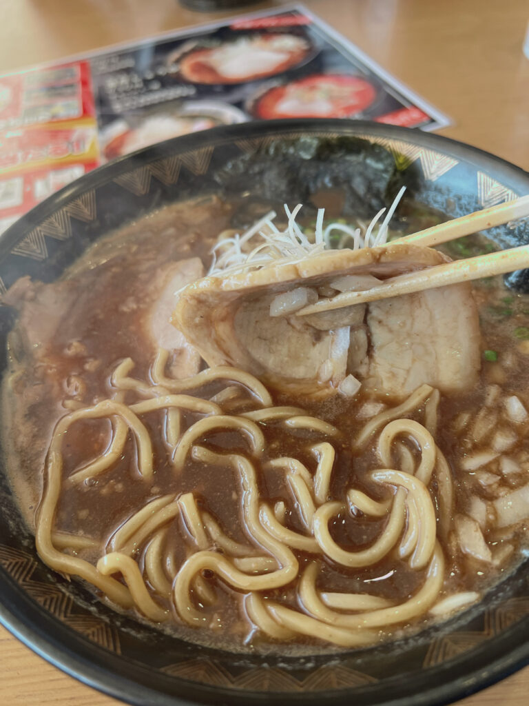 幸村の濃厚醤油ラーメンの麵とチャーシュー