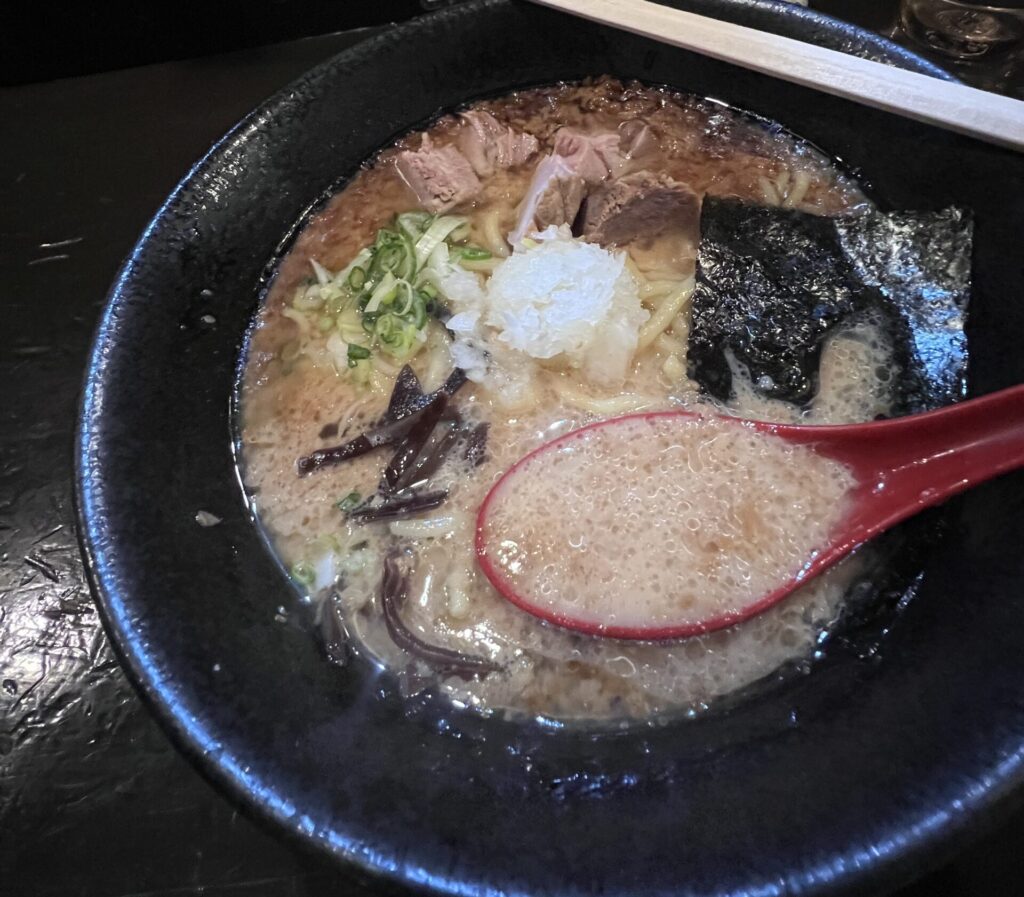 黒虎　たまり正油で煮た背脂を使った濃厚豚骨ベースのラーメン